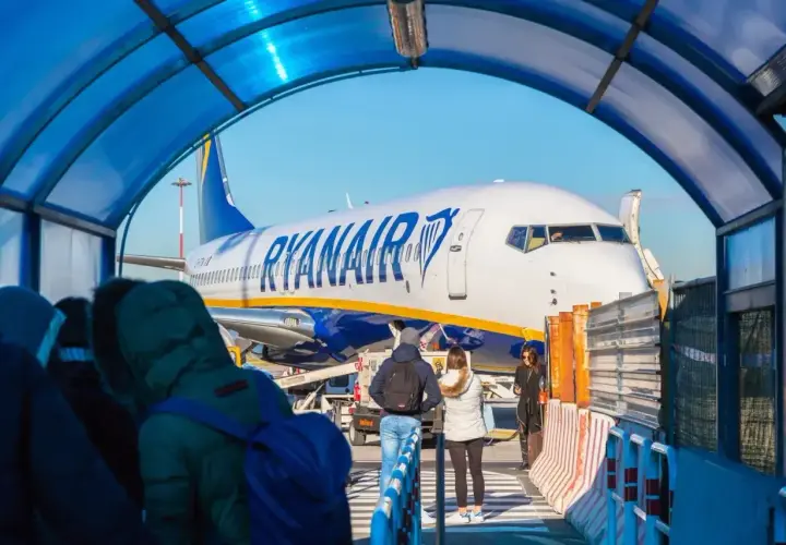 Pasażerowie wsiadają do samolotu Ryanair na lotnisku Rzym Ciampino.