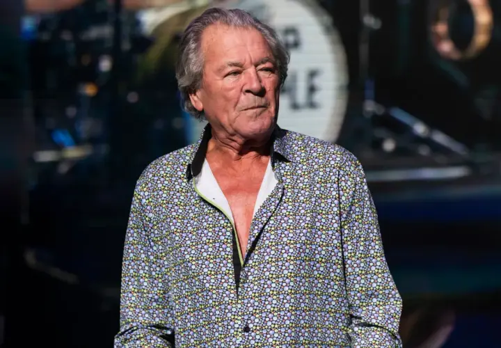 Ian Gillan, legendarny deep purple wokalista, w kolorowej koszuli na scenie.