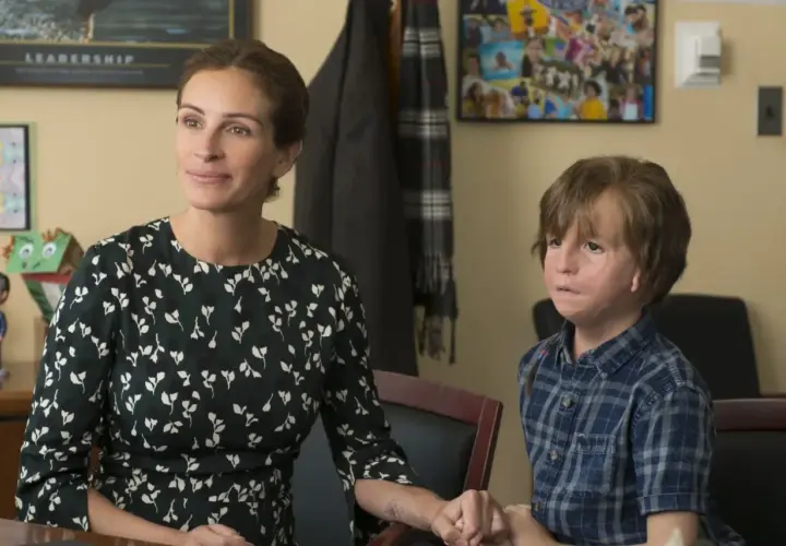 Julia Roberts i Noah Jupe jako cudowny chłopak obsada, siedzą obok siebie, trzymając się za ręce.