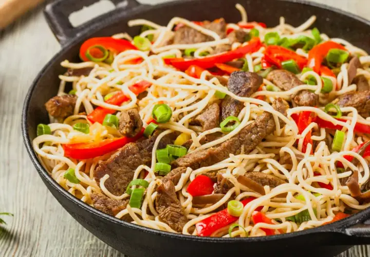 Chow mein: Z czym podawać, by smakował jak z restauracji?