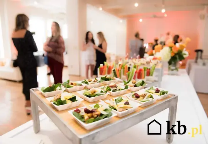 Ile kosztuje catering za osobę? Ceny, ukryte koszty i jak oszczędzić