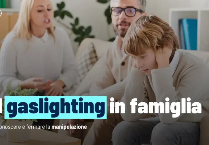 Famiglia in crisi, un bambino turbato mentre i genitori discutono. Il gaslighting in amore può distruggere i legami.