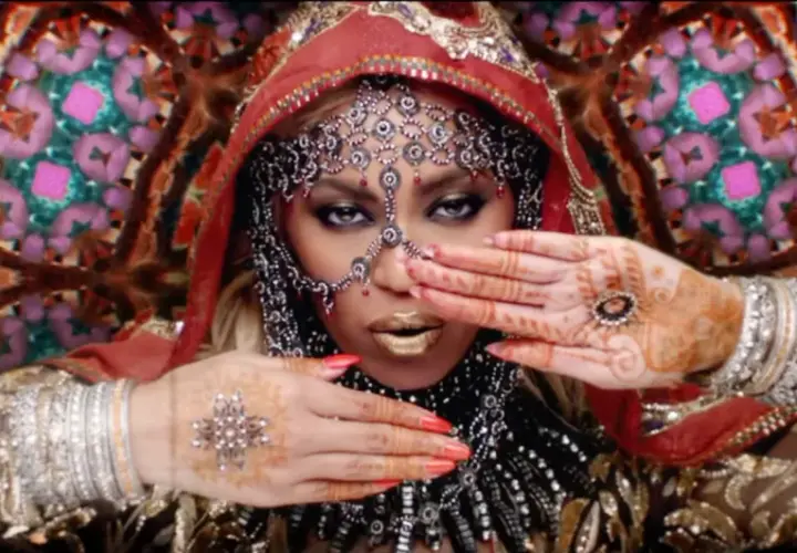 Beyoncé w bogatym stroju, z henną na dłoniach, jak w teledysku Coldplay "Hymn for the Weekend".