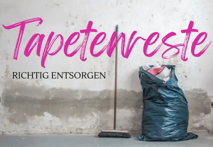 Tapetenreste richtig entsorgen: Ein Besen und ein voller Müllsack stehen vor einer abgenutzten Wand.