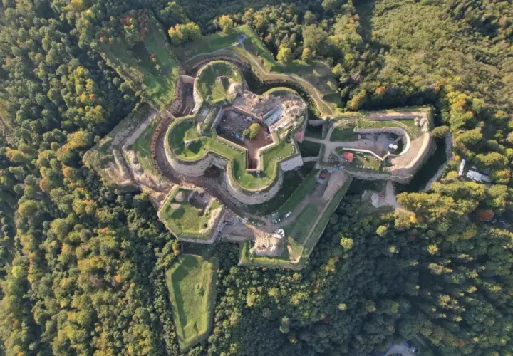Fortyfikacje w kształcie gwiazdy otoczone lasem. Srebrna Góra oferuje unikalne atrakcje historyczne i widokowe.