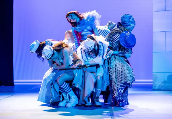Aktorzy Teatru Miejskiego im. Witolda Gombrowicza w Gdyni w scenie zbiorowej, w stylizowanych strojach marynistycznych.