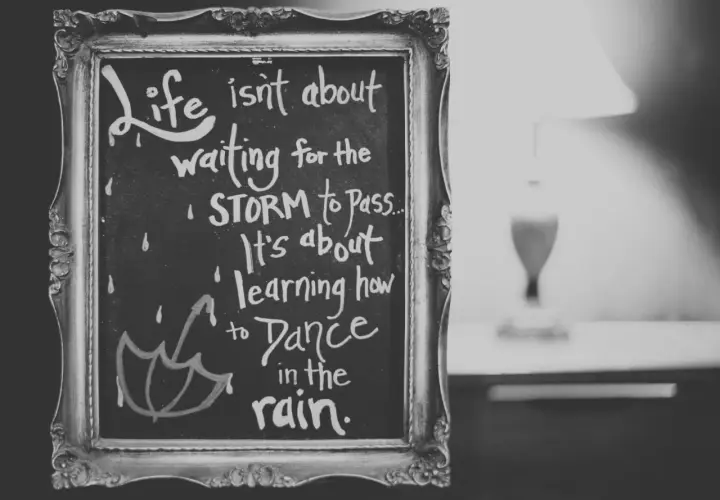 Krótkie cytaty po angielsku z tłumaczeniem: "Life isn't about waiting for the storm to pass. It's about learning how to dance in the rain.