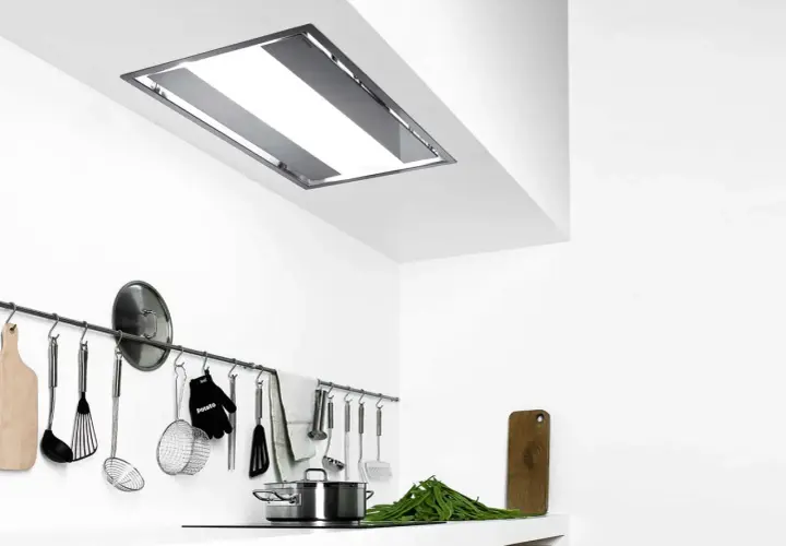 Cappa a scomparsa in cartongesso, elegante e funzionale, illumina la cucina moderna.