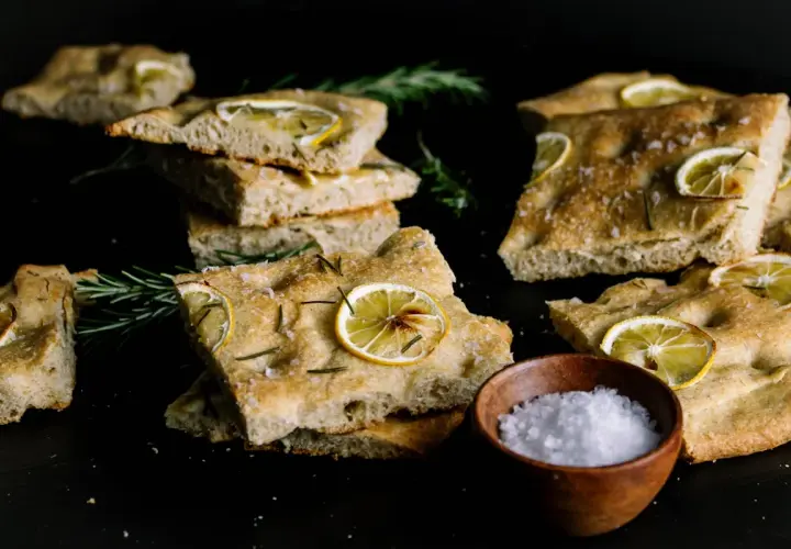 Pyszna focaccia z cytryną i rozmarynem, idealna na letnie przyjęcie. Ten przepis na focaccię zachwyci każdego!