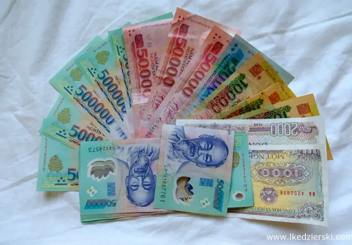 Wietnamska waluta w Hanoi: stos banknotów 500 000, 50 000, 20 000, 10 000, 2 000 i 1 000 dongów.