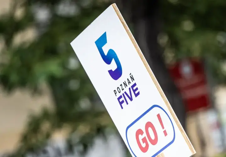 Tabliczka z napisem "POZNAŃ FIVE GO!" zachęca do startu w biegu na 5 kilometrów.