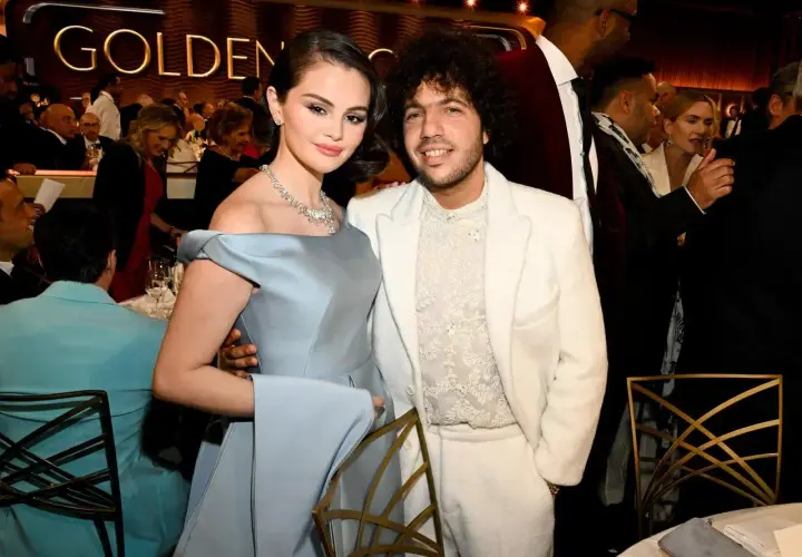 Selena Gomez i Benny Blanco na gali Golden Globe. Selena w błękitnej sukni, Benny w białym garniturze.