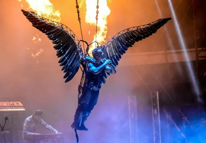 Till Lindemann z Rammstein, zawieszony w powietrzu na skrzydłach, śpiewa na tle płomieni. Jego utwory to ogień i moc.
