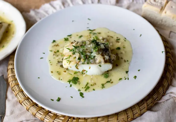 Un delicioso bacalao en salsa verde, con perejil fresco picado y trocitos de cebolla.