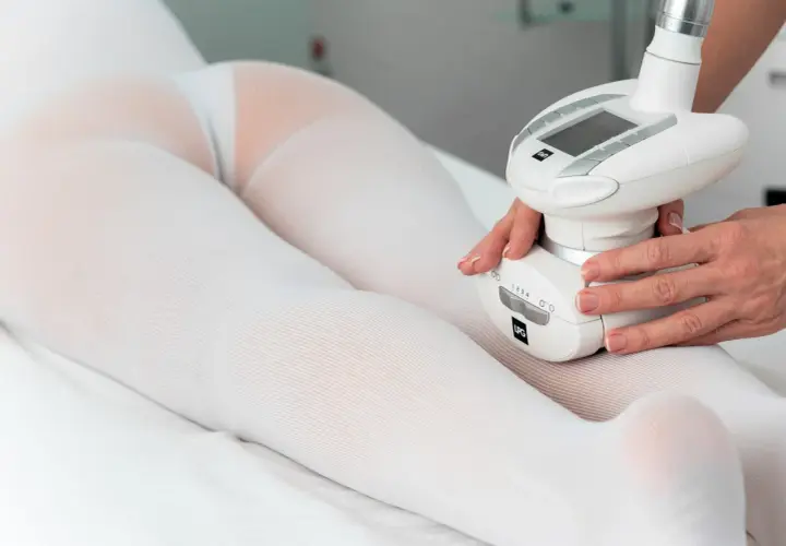 Zabieg endermologii na nogi w białej bieliźnie. Przed zabiegiem warto sprawdzić endermologia przeciwwskazania.