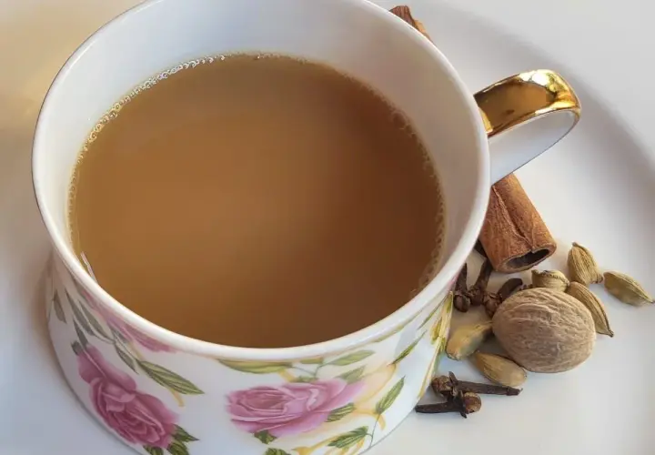 Aromaticzne przyprawy: cynamon, kardamon, goździki i gałka muszkatołowa, idealne do herbaty indyjskiej przepis.