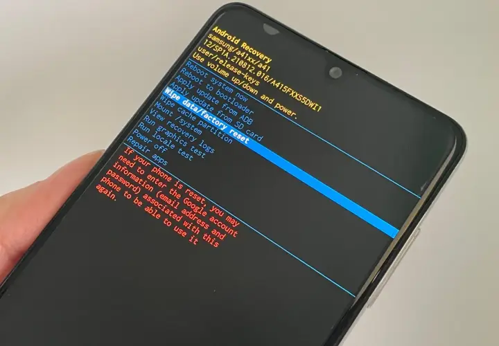 Ekran trybu odzyskiwania Samsunga z opcją "Wipe data/factory reset", która pomoże, jak odblokowac telefon Samsung gdy zapomni sie kodu.