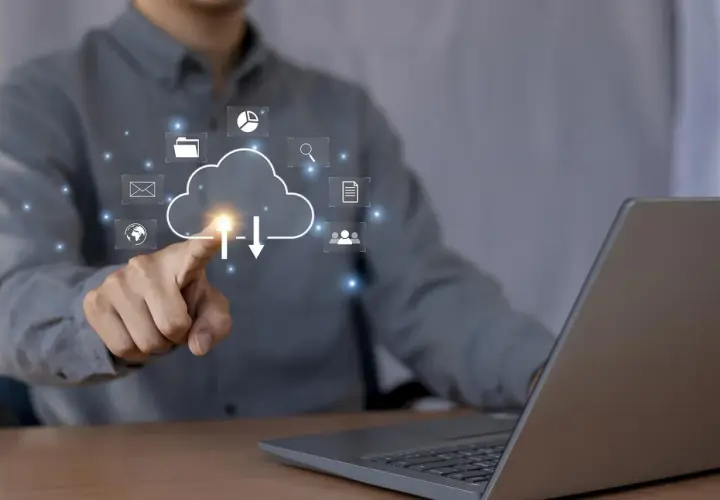 Un hombre interactúa con iconos digitales de **fotos en la nube** y datos, indicando la gestión de información en línea.