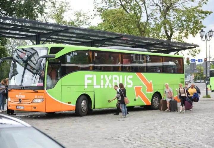 Zieloni Flixbus z pasażerami i bagażami. Studenci podróżują taniej dzięki flixbus zniżka studencka.