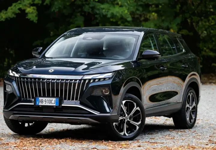 SUV full hybrid nero con griglia cromata e fari a LED, un'anteprima dei migliori suv full hybrid 2026.