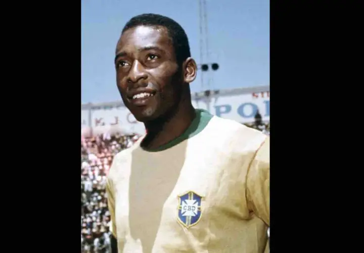 Uśmiechnięty Pelé w żółtej koszulce z herbem Brazylii. Jego niesamowite pelé statystyki mówią same za siebie.