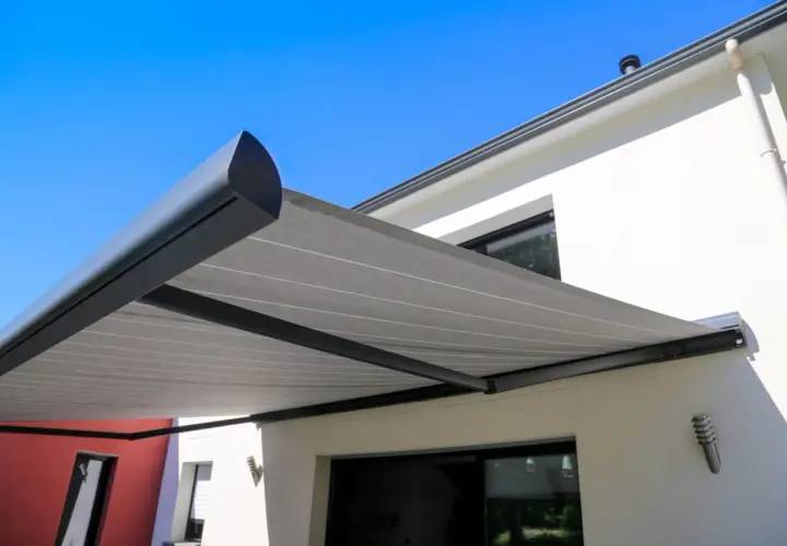 Tenda da sole moderna offre un'ottima isolazione da sole, proteggendo la casa dal caldo estivo.