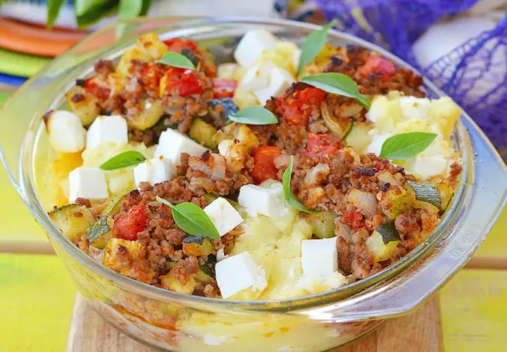 Zapiekanka ziemniaczana z mięsem mielonym i serem feta - łatwy przepis na pyszne danie