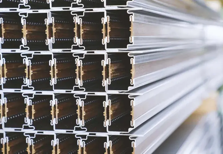 Perfiles metálicos apilados, listos para construcción. El acero es fundamental para estructuras resistentes y duraderas.