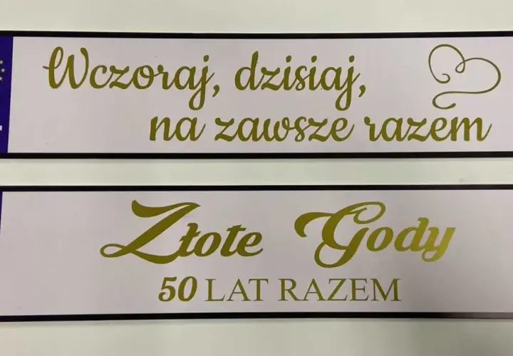 Dwie tablice z napisem "Wczoraj, dzisiaj, na zawsze razem" i "Złote Gody 50 lat razem" upamiętniające 50 rocznicę ślubu.