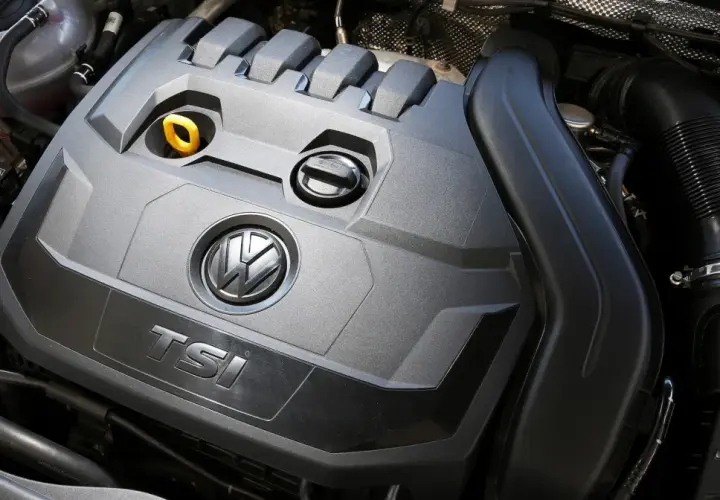 Silnik 1.5 TSI Volkswagena z widocznym logo i oznaczeniem TSI.