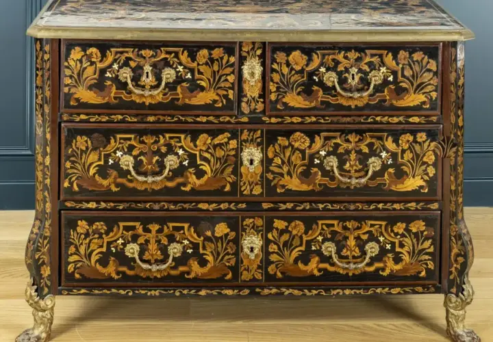Commode ancienne ornée de marqueterie florale complexe. Une pièce maîtresse pour une estimation meuble ancien.