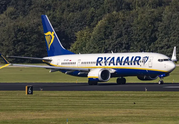 Samolot Ryanair na pasie startowym. Czy zastanawiałeś się, co to jest opłata transakcyjna Ryanair?