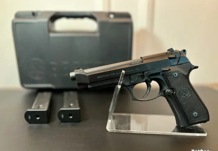 Pistolet Beretta M9 na stojaku, z magazynkami i futerałem. Sprawdź atrakcyjną beretta m9 cena!