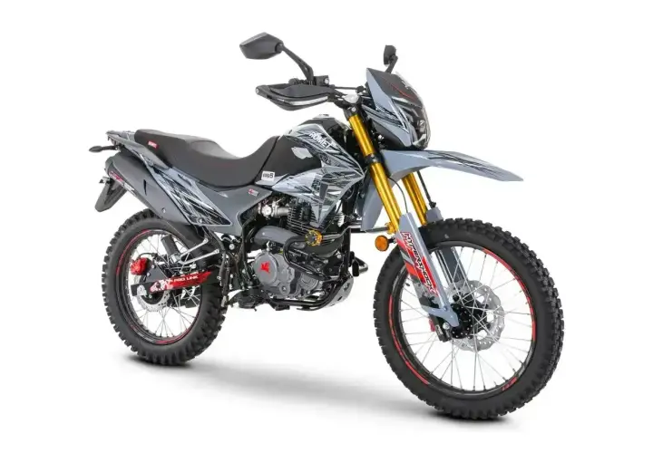 Szary motocykl enduro 250cc, idealny na pierwsze prawo jazdy kat B. Gotowy na przygodę!