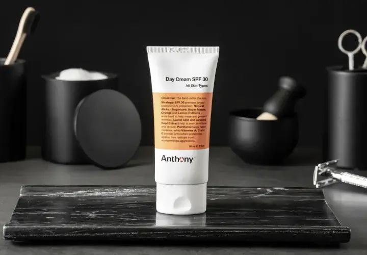 En tub med dagkräm SPF 30 från Anthony, en del av en stilren hudvårdsrutin ordning.