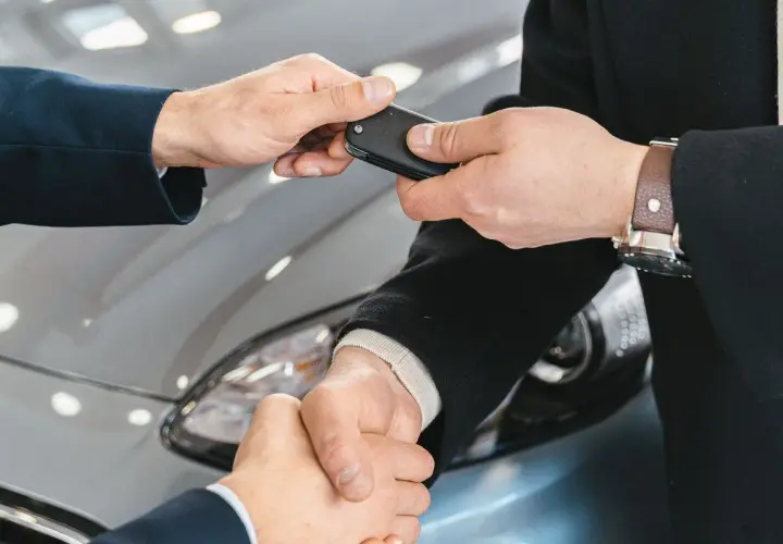 Scambio di chiavi auto, un gesto che risolve il problema di cosa fare se la macchina non legge la chiave.