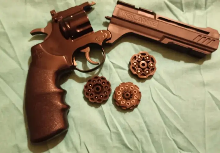 Crosman Vigilante, rewolwer z dwoma magazynkami, gotowy do akcji.