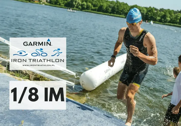 Zawodnik Garmin Iron Triathlon wychodzi z wody po etapie pływackim. Dystans 1/8 IM.