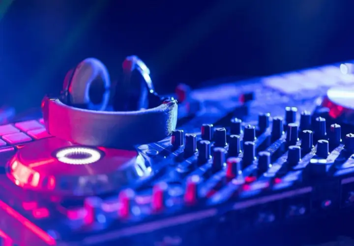 DJ na wesele: Ile kosztuje i jak nie przepłacić? Pełny poradnik.