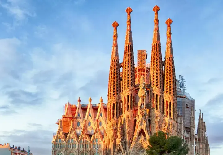Die Sagrada Familia im warmen Abendlicht. Ein absolutes Muss, was man in Barcelona gesehen haben muss, Gaudís Meisterwerk.