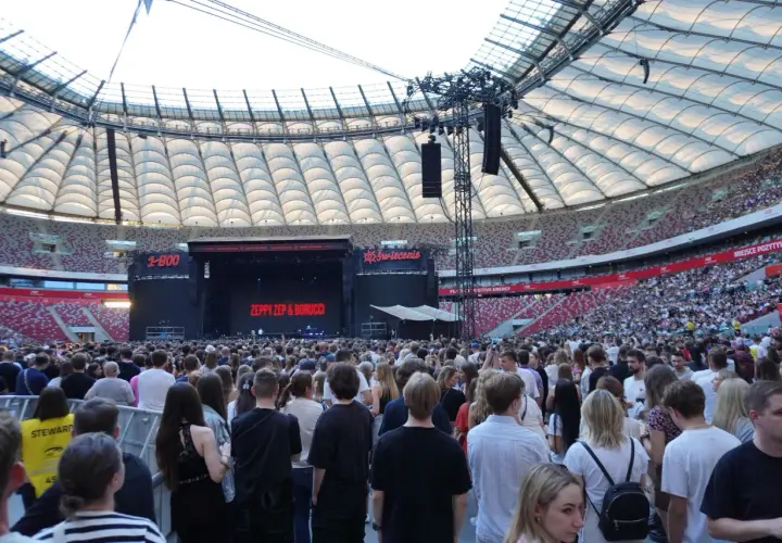 Koncert na Stadionie Narodowym. Zastanawiasz się, ile kosztuje wynajęcie stadionu narodowego na takie wydarzenie? Tłumy ludzi czekają na występ.