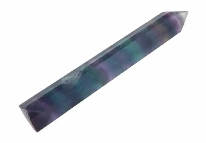 Ein spitz zulaufender Stab aus Regenbogenfluorit mit Streifen in Lila, Blau und Grün.