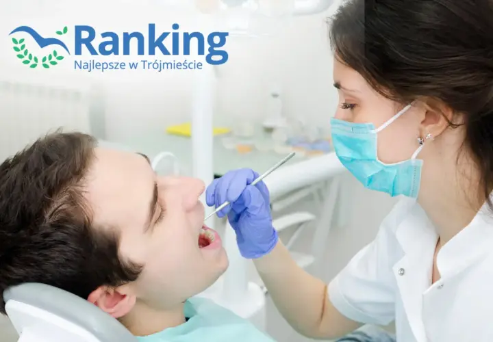 Dentystka w masce bada zęby pacjenta narzędziem stomatologicznym.