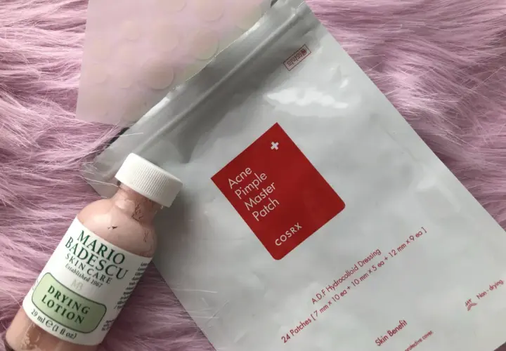 Här är produkterna som hjälper dig att snabbt få bort finnar hemma: COSRX Acne Pimple Master Patch och Mario Badescu Drying Lotion.