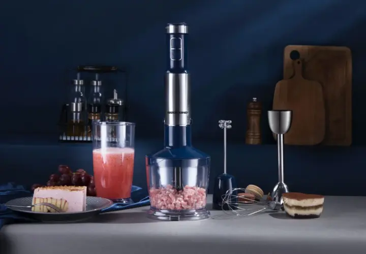 Blender ręczny Redmond z akcesoriami, idealny do przygotowania smoothie i deserów. Sprawdź nasz blender ręczny ranking!