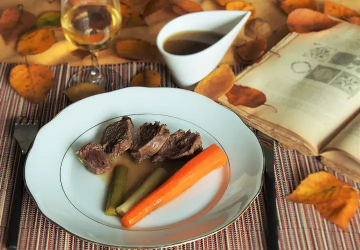 Assiette de joue de porc au cidre, carottes et poireaux. Quel vin avec joue de porc au cidre ? Un cidre doux ou un vin blanc fruité.