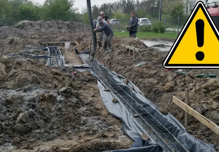 Budowa fundamentów: wylewanie betonu do zbrojenia w wykopie.
