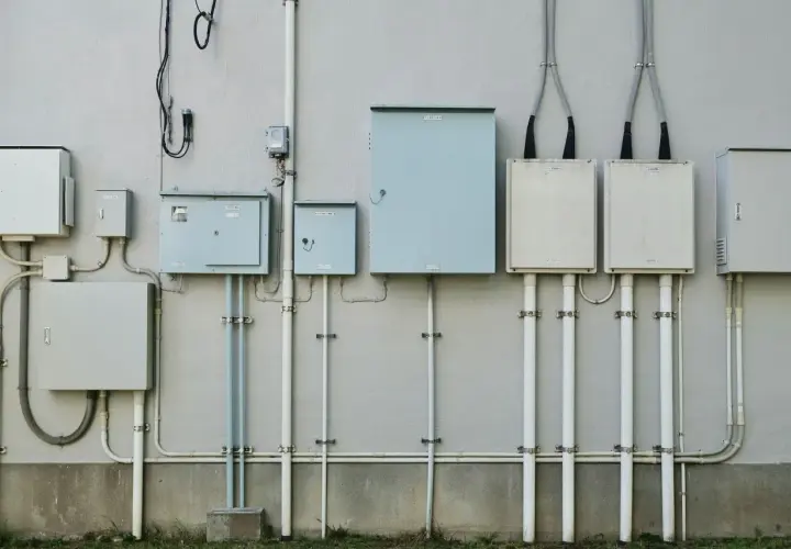 System skrzynek i rur tworzy przyłącze energetyczne do działki.