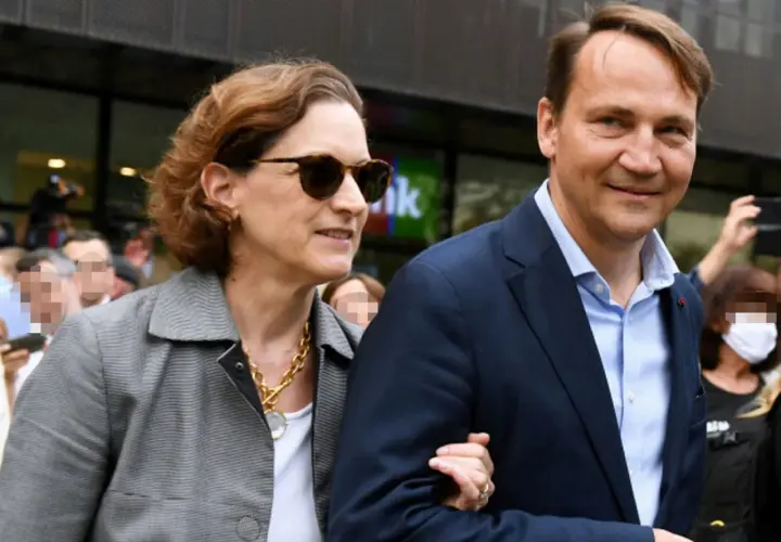 Radosław Sikorski z pierwszą żoną, Anną, w drodze na wydarzenie.