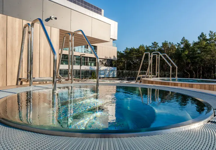 Relaks w hotelu Shelter Rogowo: baseny zewnętrzne z widokiem na las.